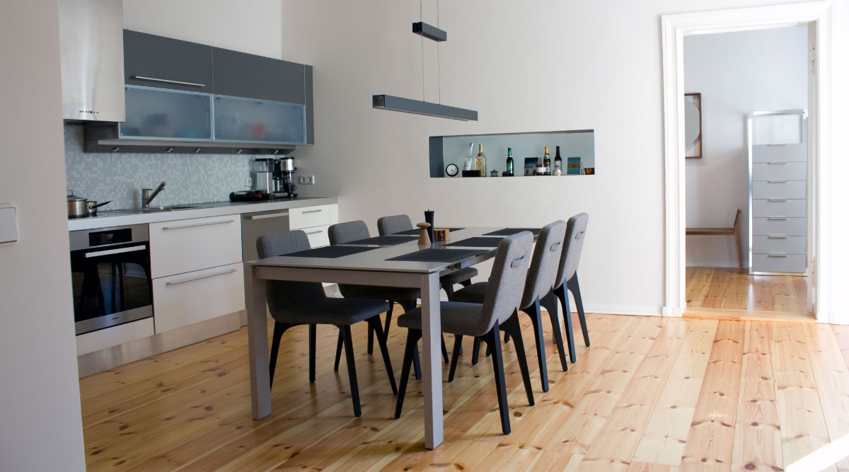 3 home staging küche grau ligne roset altbau holzdielen berlin